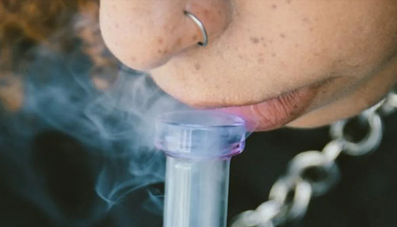The Benefits of Smoking with a Mini Bong