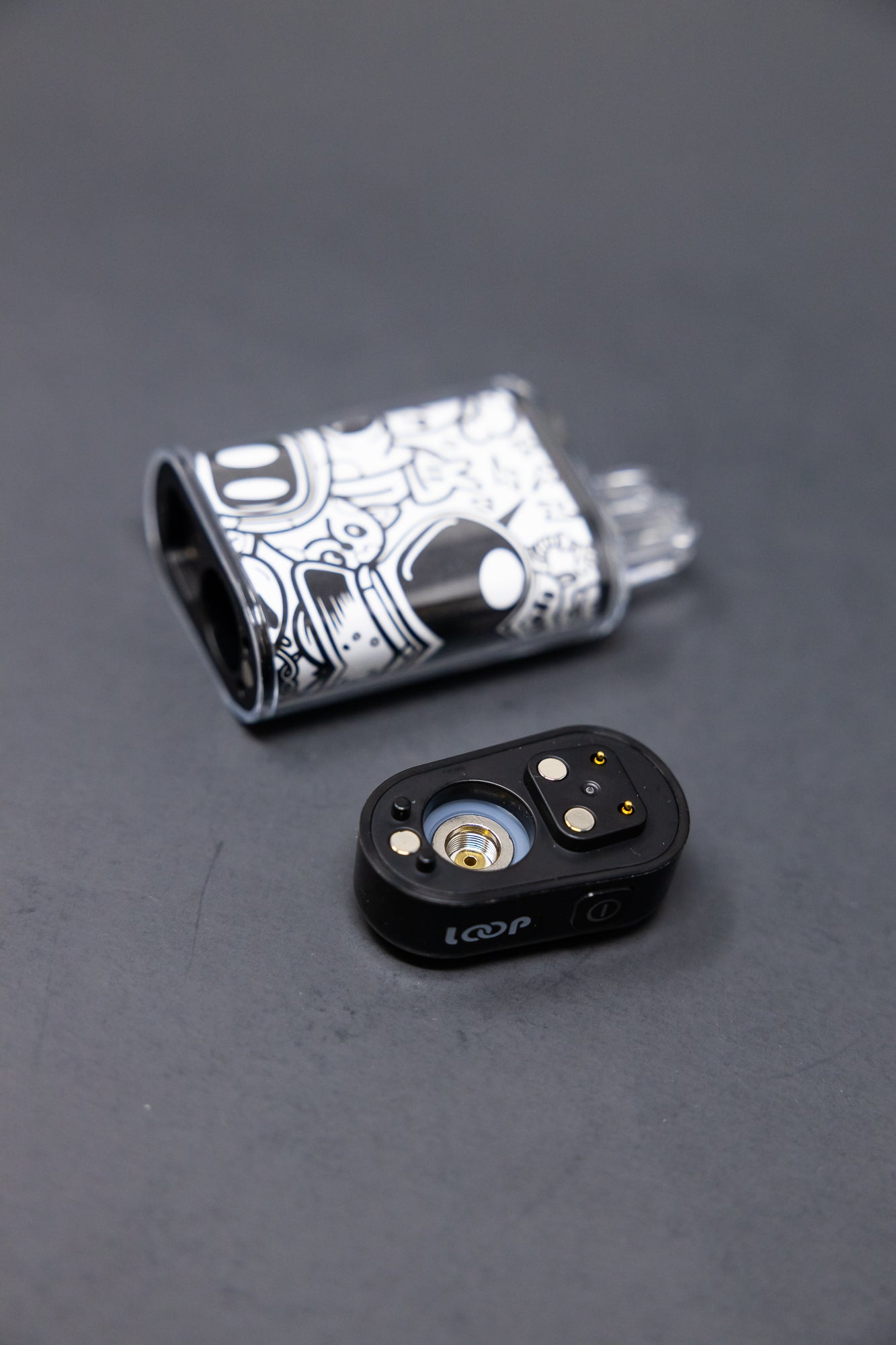 Loop 510 Thread Discreet Battery - Black/White StonedGenie.com Loop 510 Thread Discreet Battery - Black/White StonedGenie.com
